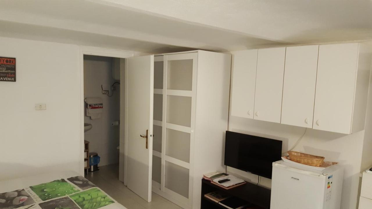 Location Turistic Monolocale Nel Parco Del Santuario Apartment Asti Bagian luar foto